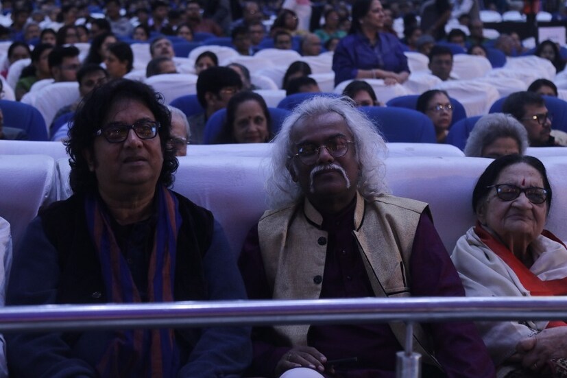 অনুষ্ঠান দেখতে দর্শক আসনেও চাঁদের হাট। পন্ডিত বিজয় কিচলু, হৈমন্তী শুক্লা দের পাশাপাশি দেখা মিলল পণ্ডিত শুভেন চট্টোপাধ্যায়, পণ্ডিত তরুণ ভট্টাচার্যের।