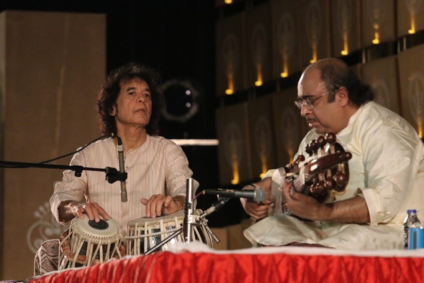 স্বর সম্রাট ফেস্টিভ্যাল-এর শেষ দিন শহর কলকাতা সাক্ষী থাকল এক অনবদ্য সুরেলা সন্ধ্যার। উস্তাদ জাকির হুসেন ও পণ্ডিত তেজেন্দ্র নারায়ণ মজুমদারের যুগলবন্দিতে সম্মোহিত হল দর্শক ঠাসা নজরুল মঞ্চ। স্বর সম্রাট ফেস্টিভ্যাল-এর শেষ দিন শহর কলকাতা সাক্ষী থাকল এক অনবদ্য সুরেলা সন্ধ্যার। উস্তাদ জাকির হুসেন ও পণ্ডিত তেজেন্দ্র নারায়ণ মজুমদারের যুগলবন্দিতে সম্মোহিত হল দর্শক ঠাসা নজরুল মঞ্চ।