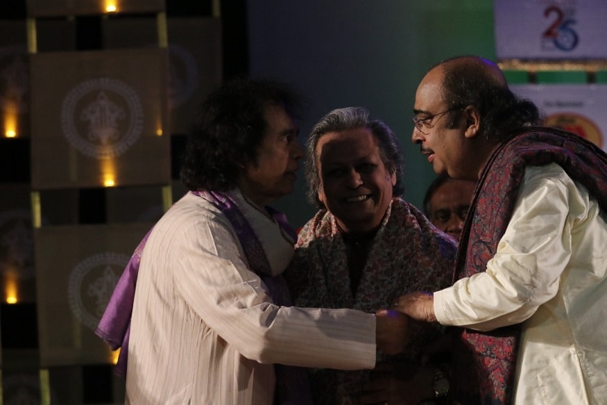 অনুষ্ঠান শুরুর আগে হালকা মেজাজে পণ্ডিত স্বপন চৌধুরী, পণ্ডিত তেজেন্দ্র নারায়ণ মজুমদার ও উস্তাদ জাকির হুসেন । অনুষ্ঠান শুরুর আগে হালকা মেজাজে পণ্ডিত স্বপন চৌধুরী, পণ্ডিত তেজেন্দ্র নারায়ণ মজুমদার ও উস্তাদ জাকির হুসেন ।