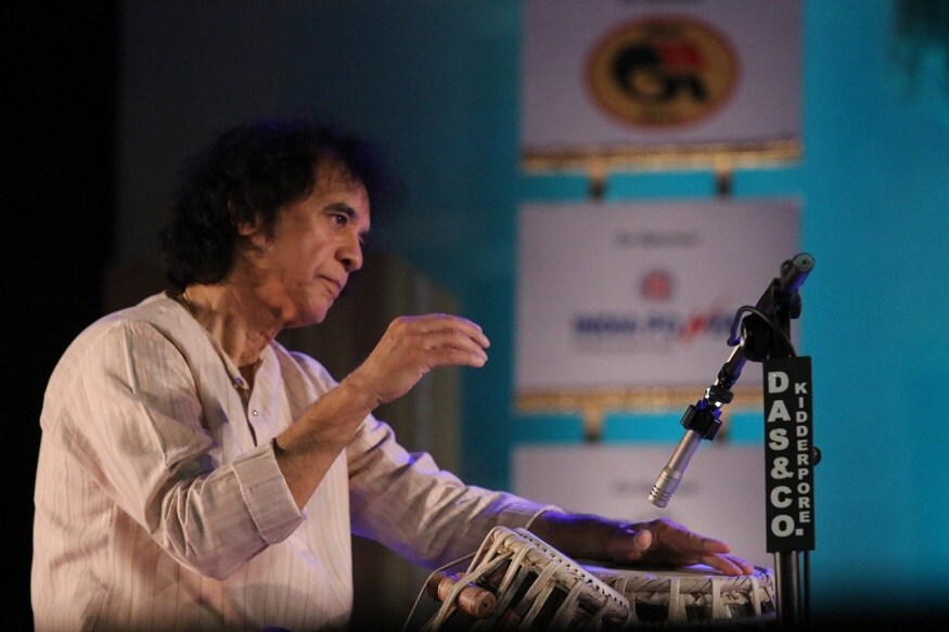 ছায়ানট, মধু মালতী, রসিয়া, কাফি নানা রাগে সরোদের সুর মূর্ছনার সঙ্গে তিন তাল, এক তালে তবলার নানা বোলে সৃষ্টি হল অপূর্ব সব মুহূর্ত। ছায়ানট, মধু মালতী, রসিয়া, কাফি নানা রাগে সরোদের সুর মূর্ছনার সঙ্গে তিন তাল, এক তালে তবলার নানা বোলে সৃষ্টি হল অপূর্ব সব মুহূর্ত।