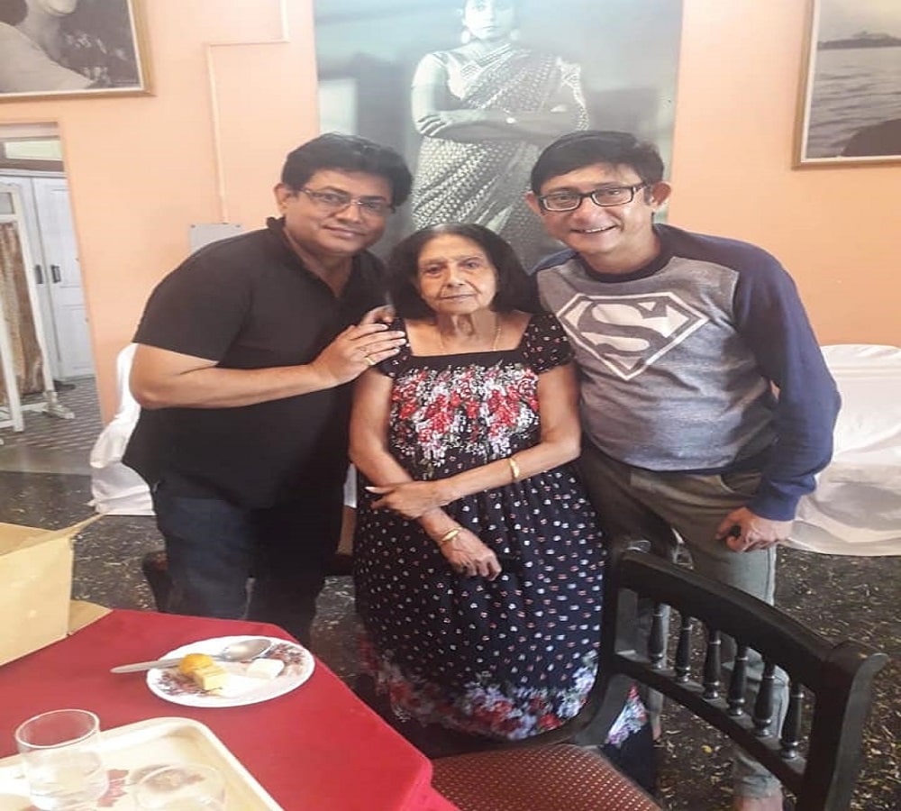 শঙ্কর চক্রবর্তীর সঙ্গে অভিনেতা কাঞ্চন মল্লিকও জন্মদিনের বিশেষ ছবিতে রয়েছেন ৷ ছবি সৌজন্যে শঙ্কর চক্রবর্তীর ফেসবুক পেজ ৷ শঙ্কর চক্রবর্তীর সঙ্গে অভিনেতা কাঞ্চন মল্লিকও জন্মদিনের বিশেষ ছবিতে রয়েছেন ৷ ছবি সৌজন্যে শঙ্কর চক্রবর্তীর ফেসবুক পেজ ৷