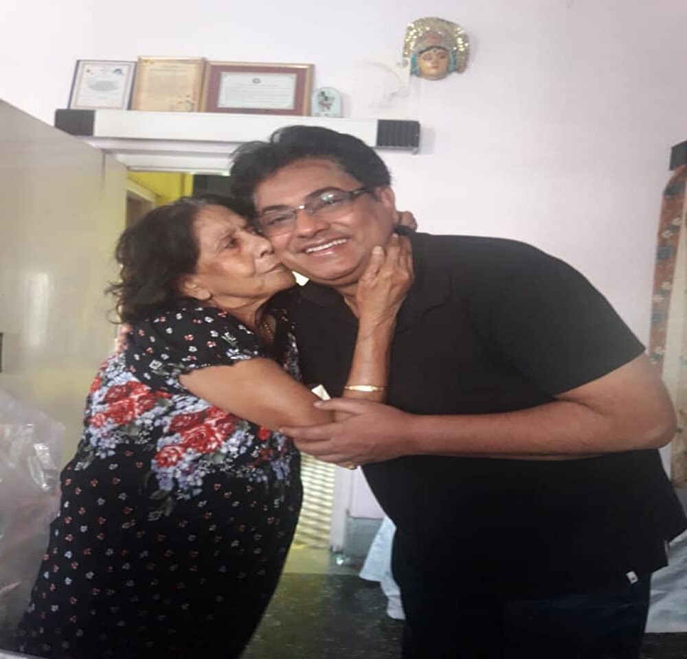 একাধিক সুপারহিট ছবিতে অভিনয় করেছেন সাবিত্রী চট্টোপাধ্যায় ৷ মহানায়ক-সহ প্রথম সারির অভিনেতাদের সঙ্গে তাঁর অনেক ভাল ভাল ছবি আজও সবার মনে পড়ে ৷ ছবি সৌজন্যে শঙ্কর চক্রবর্তীর ফেসবুক পেজ ৷ একাধিক সুপারহিট ছবিতে অভিনয় করেছেন সাবিত্রী চট্টোপাধ্যায় ৷ মহানায়ক-সহ প্রথম সারির অভিনেতাদের সঙ্গে তাঁর অনেক ভাল ভাল ছবি আজও সবার মনে পড়ে ৷ ছবি সৌজন্যে শঙ্কর চক্রবর্তীর ফেসবুক পেজ ৷