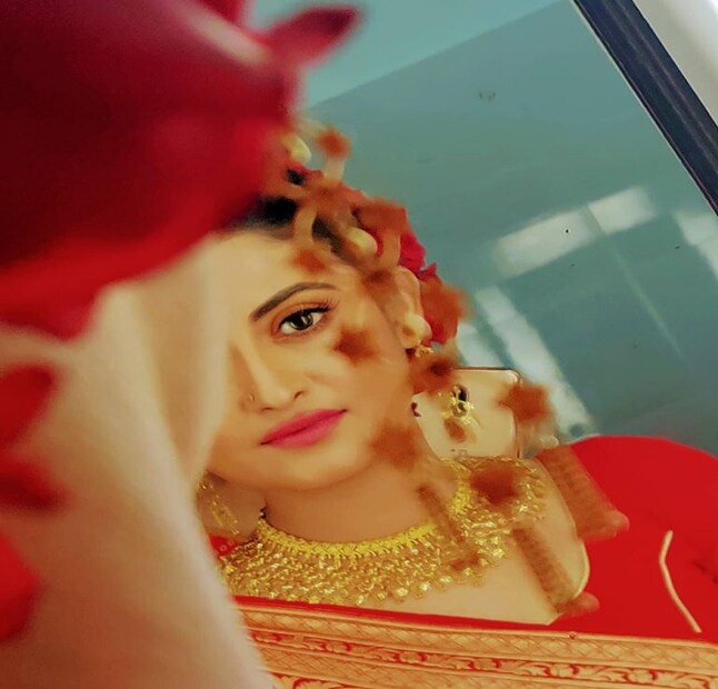 গা ভর্তি গয়নায় এক আলাদা পরিবেশ সৃষ্টি হয়েছে ৷ ছবি সৌজন্যে প্রিয়ম চক্রবর্তীর ফেসবুক ৷