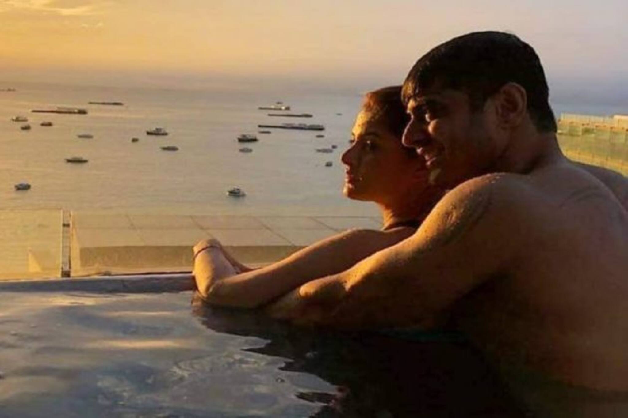 পড়ন্ত রোদ গায়ে মেখে খালি গায়ে পুলের জলে ঘনিষ্ঠ রোশন-শ্রাবন্তী, ভাইরাল হল ছবি