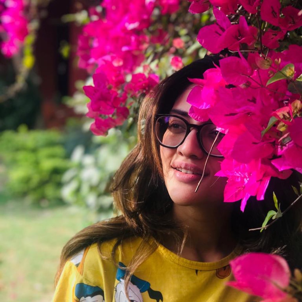 * এই মুহূর্তে শুটিং-এর কাজে শান্তিনিকেতনে গিয়েছেন নুসরত। সেখানেই রিসর্টের একটি বোগেনভেলিয়া বাগানে ফুল নিয়ে ছবি তুলেছেন তিনি। হলুদ ডোনাল্ড ডাক প্রিন্ট পোশাক, চোখে চশমা। একেবারে বিনা মেক-আপে নুসরতকে লাগছিল বেশ। ছবি: ইনস্টাগ্রাম। * এই মুহূর্তে শুটিং-এর কাজে শান্তিনিকেতনে গিয়েছেন নুসরত। সেখানেই রিসর্টের একটি বোগেনভেলিয়া বাগানে ফুল নিয়ে ছবি তুলেছেন তিনি। হলুদ ডোনাল্ড ডাক প্রিন্ট পোশাক, চোখে চশমা। একেবারে বিনা মেক-আপে নুসরতকে লাগছিল বেশ। ছবি: ইনস্টাগ্রাম।