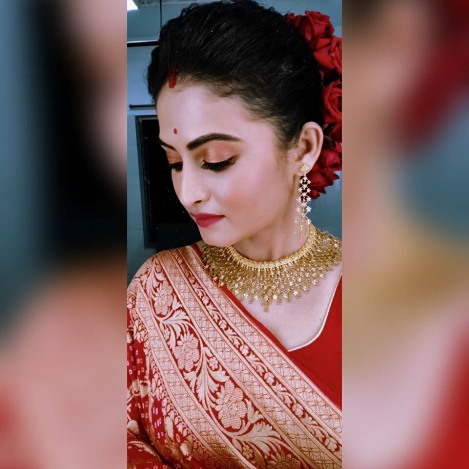 কপালে লাল টিপ, সিঁথিতে চওড়া সিঁদুর, পরণে লাল শাড়ি সব মিলিয়ে সোশ্যাল মিডিয়ায় ঝড় তুলেছেন তিনি ৷ ছবি সৌজন্যে প্রিয়ম চক্রবর্তীর ফেসবুক পেজ ৷ কপালে লাল টিপ, সিঁথিতে চওড়া সিঁদুর, পরণে লাল শাড়ি সব মিলিয়ে সোশ্যাল মিডিয়ায় ঝড় তুলেছেন তিনি ৷ ছবি সৌজন্যে প্রিয়ম চক্রবর্তীর ফেসবুক পেজ ৷