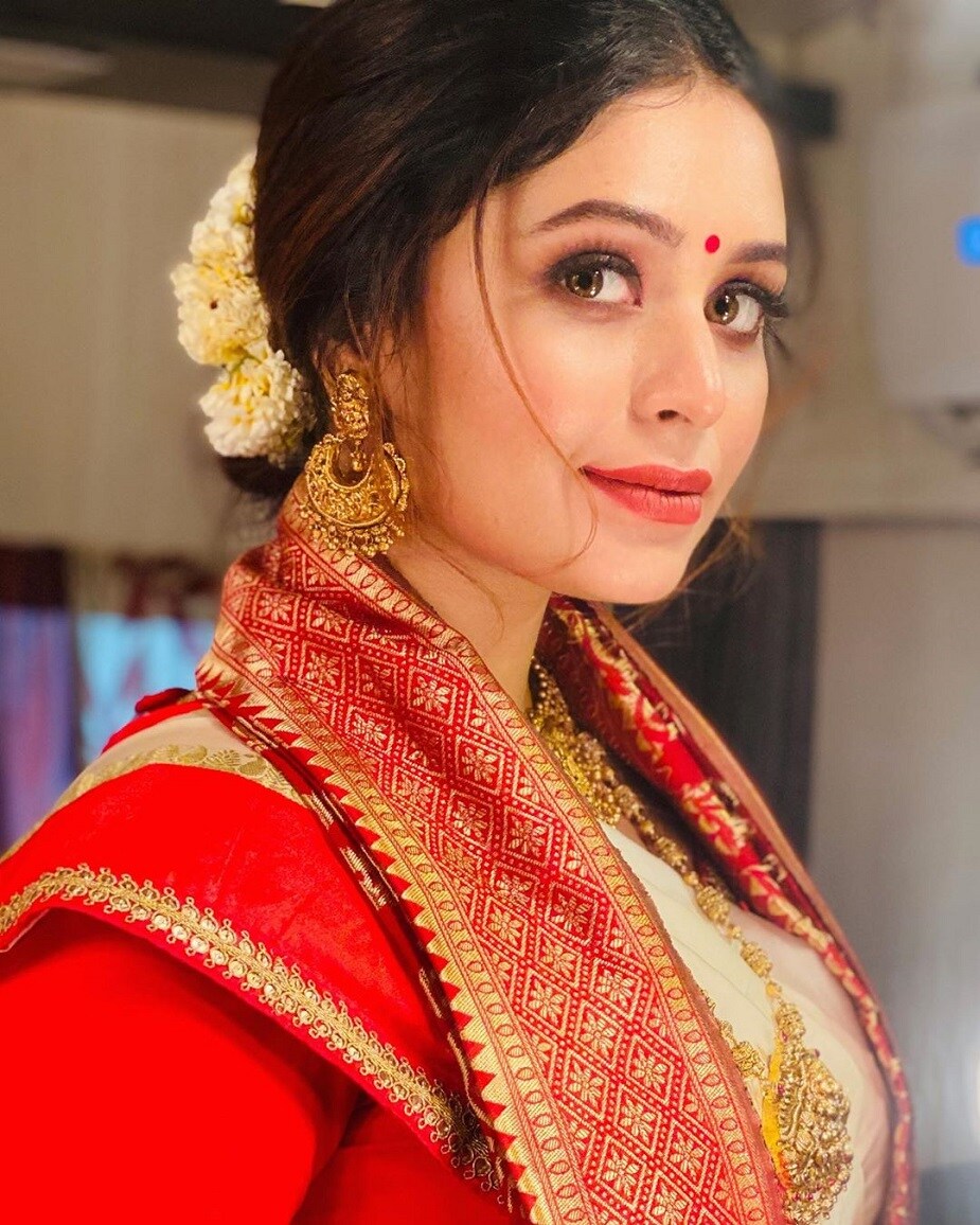 লাল পাড় , সাদা শাড়ি, মাথায় ছোট্ট টিপ। হাতে শাখা পলা ও ভারি গয়না পরে ছবি পোস্ট করলেন ঋতাভরী। photo source Instagram লাল পাড় , সাদা শাড়ি, মাথায় ছোট্ট টিপ। হাতে শাখা পলা ও ভারি গয়না পরে ছবি পোস্ট করলেন ঋতাভরী। photo source Instagram