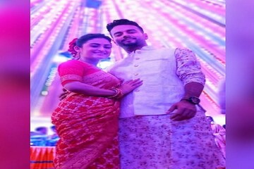 কপালে ছোট্ট টিপ-সিঁথিতে সিঁদুর, লাল টুকটুকে শাড়িতে স্বামীর সঙ্গে প্রিয়ম কপালে ছোট্ট টিপ-সিঁথিতে সিঁদুর, লাল টুকটুকে শাড়িতে স্বামীর সঙ্গে প্রিয়ম