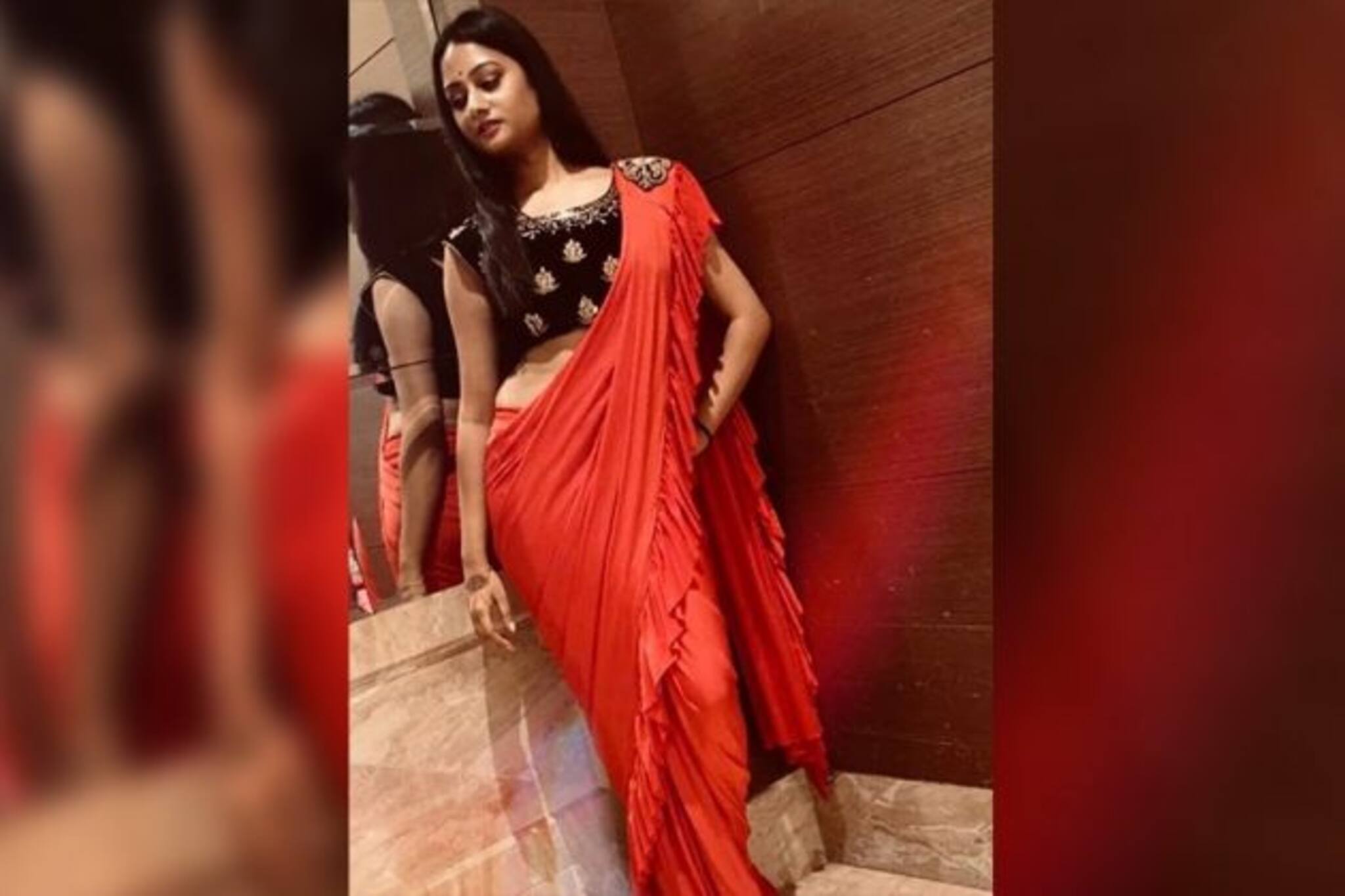 লাল শাড়ি-কালো নক্সা করা ব্লাউজে সোশ্যাল মিডিয়া কাঁপিয়েছেন বেনেবউ