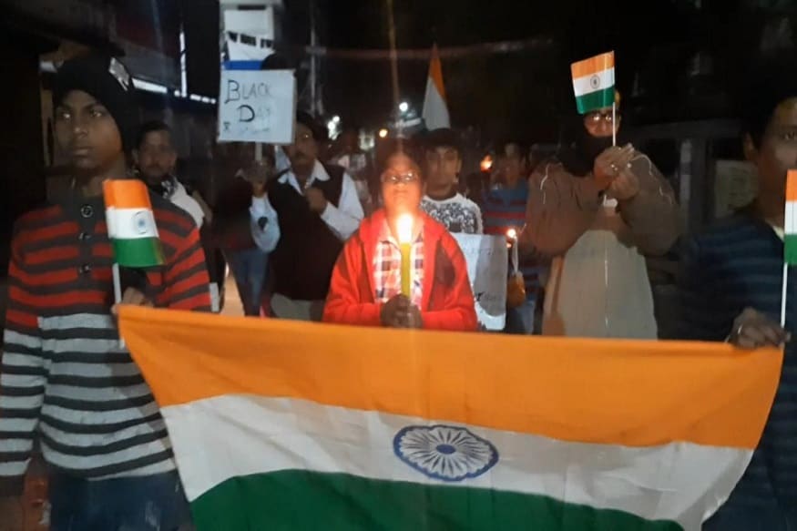 ভ্যালেনটাইন্স ডে উপলক্ষে ক্যান্ডেল লাইট ডিনার আয়োজন করেছিল সিউড়ির বিভিন্ন হোটেল-রেস্তোরাঁ। সেখানে কেউ এলেন পছন্দের মানুষকে প্রেমের প্রস্তাব দিতে, আবার কেউ এলেন নিজের ভালবাসার মানুষকে সুন্দর মুহূর্ত উপহার দিতে। শুধু প্রেমিক-প্রেমিকারাই নন,দম্পতিরাও এই ক্যান্ডেল লাইট ডিনার উপভোগ করেন। তাই হোটেল-রেস্তোরাঁয় ভিড় যতই বেড়েছে, ততই পাল্লা দিয়ে বিক্রি হয়েছে মোমবাতি। আবার অনেক হোটেল আগেই প্রস্তুত থাকতে কিনে রেখেছিল মোমবাতি। ভ্যালেনটাইন্স ডে উপলক্ষে ক্যান্ডেল লাইট ডিনার আয়োজন করেছিল সিউড়ির বিভিন্ন হোটেল-রেস্তোরাঁ। সেখানে কেউ এলেন পছন্দের মানুষকে প্রেমের প্রস্তাব দিতে, আবার কেউ এলেন নিজের ভালবাসার মানুষকে সুন্দর মুহূর্ত উপহার দিতে। শুধু প্রেমিক-প্রেমিকারাই নন,দম্পতিরাও এই ক্যান্ডেল লাইট ডিনার উপভোগ করেন। তাই হোটেল-রেস্তোরাঁয় ভিড় যতই বেড়েছে, ততই পাল্লা দিয়ে বিক্রি হয়েছে মোমবাতি। আবার অনেক হোটেল আগেই প্রস্তুত থাকতে কিনে রেখেছিল মোমবাতি।