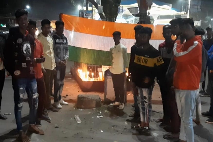 শুক্রবার নিহত জওয়ানদের মোমবাতি মিছিল করেই স্মরণ করল সিউড়ির বিভিন্ন স্বেচ্ছাসেবী সংগঠন। জওয়ানদের শ্রদ্ধা জানাতে এই মিছিলে হাঁটেন রাজনীতিকরাও। শুক্রবার সন্ধ্যায় বীরভূমের সিউড়ির বিভিন্ন এলাকা থেকে এই মিছিল বের হয়। জ্বলন্ত মোমবাতি হাতে মিছিলে হাঁটেন এলাকাবাসী। সিউড়ির শহিদবেদীতে মোমবাতিগুলো দিয়ে নিহত জওয়ানদের ভালোবাসা ও শ্রদ্ধা জানান এলাকাবাসী। শতাধিক মোমবাতির শিখায় নিহত জওয়ানদের স্মরণ করেন তাঁরা। শুক্রবার নিহত জওয়ানদের মোমবাতি মিছিল করেই স্মরণ করল সিউড়ির বিভিন্ন স্বেচ্ছাসেবী সংগঠন। জওয়ানদের শ্রদ্ধা জানাতে এই মিছিলে হাঁটেন রাজনীতিকরাও। শুক্রবার সন্ধ্যায় বীরভূমের সিউড়ির বিভিন্ন এলাকা থেকে এই মিছিল বের হয়। জ্বলন্ত মোমবাতি হাতে মিছিলে হাঁটেন এলাকাবাসী। সিউড়ির শহিদবেদীতে মোমবাতিগুলো দিয়ে নিহত জওয়ানদের ভালোবাসা ও শ্রদ্ধা জানান এলাকাবাসী। শতাধিক মোমবাতির শিখায় নিহত জওয়ানদের স্মরণ করেন তাঁরা।