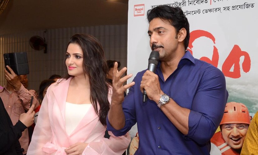 'টনিক' ছবির মাধ্যমে পরিচালক হিসেবে বড় পর্দায় পা রাখতে চলেছেন ছোটপর্দার হিট রিয়ালিটি শো-গুলির চেনা নির্দেশক অভিজিৎ সেন। দেব ছাড়াও ছবির গুরুত্বপূর্ণ চরিত্রে রয়েছেন পরান বন্দ্যোপাধ্যায় এবং শকুন্তলা বড়ুয়া। পোষ্টার প্রকাশ অনুষ্ঠানে খোশমেজাজে দেখা গেল কলাকুশলীদের। 