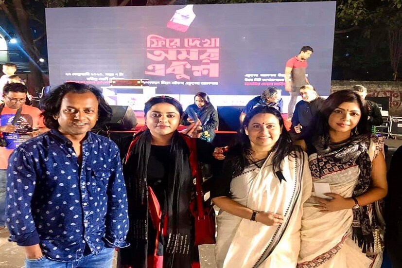 *বিশ্বের কোনও বাঙালি ভুলতে পারে না এই দিনটার কথা। শুধু কি তাই ১৯৯৭ সাল থেকে সারা বিশ্ব এই দিনটাকে পালন করে আন্তর্জাতিক মাতৃভাষা দিবস হিসাবে। এই বছর আবার বঙ্গবন্ধু মুজিবর রহমানের শতবর্ষ উদযাপন হচ্ছে বাংলাদেশ জুড়ে। শোনা যাচ্ছে বাংলাদেশ ভারতের যৌথ প্রযোজনায় শ্যাম বেনেগল পরিচালিত 'বঙ্গবন্ধু'র বায়োপিকে তাঁর স্ত্রীর চরিত্রে অভিনয়ের জন্য অডিশন দিয়েছেন প্রদীপ্ত ভট্টাচার্যর 'রাজলক্ষী'