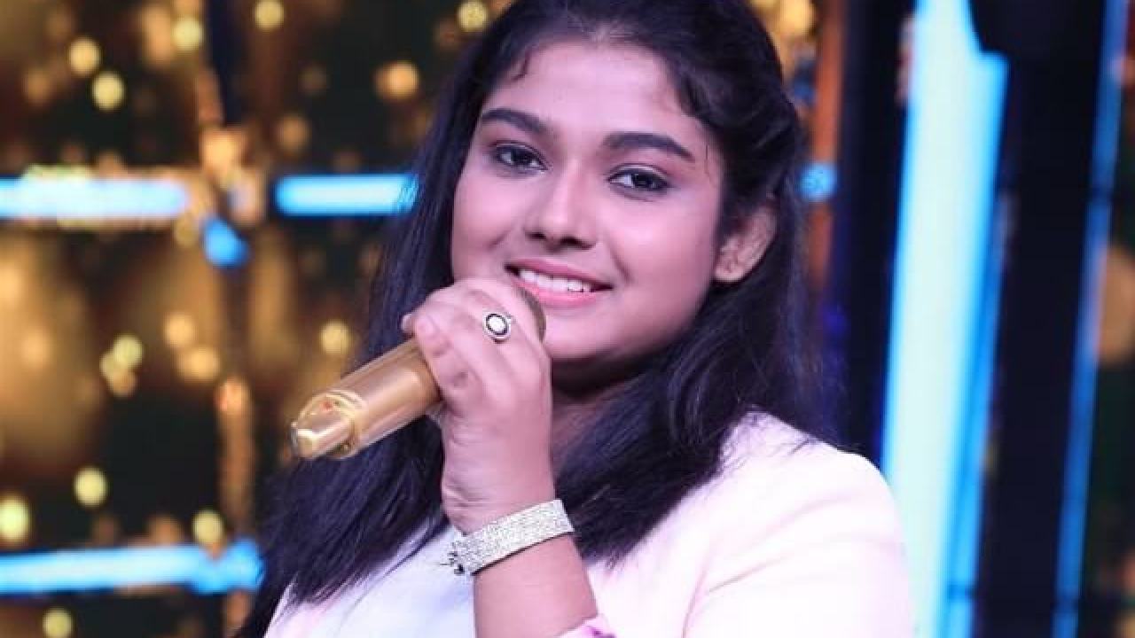 তবে বয়সে কনিষ্ঠ হলে হবে কি? তাঁর দুর্দান্ত গানের জোরে বিচারক থেকে সেলিব্রিটিদের সবাইকে হতবাক করে রেখেছিলেন অঙ্কনা মুখোপাধ্যায় ৷ ইন্ডিয়ান আইডলের দর্শকদের কাছে তো হট ফেভারিট ছিলেন অঙ্কনা ৷ তবে বয়সে কনিষ্ঠ হলে হবে কি? তাঁর দুর্দান্ত গানের জোরে বিচারক থেকে সেলিব্রিটিদের সবাইকে হতবাক করে রেখেছিলেন অঙ্কনা মুখোপাধ্যায় ৷ ইন্ডিয়ান আইডলের দর্শকদের কাছে তো হট ফেভারিট ছিলেন অঙ্কনা ৷