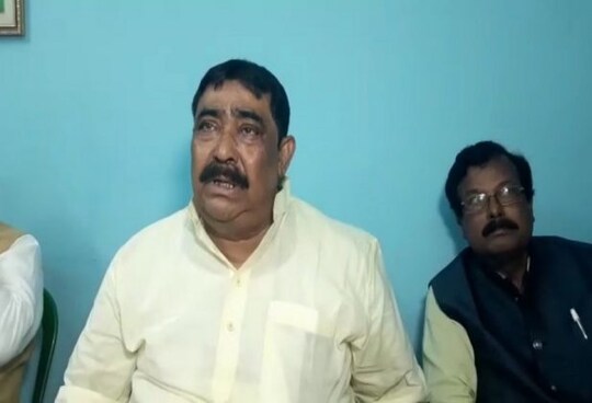 দলীয সভায় অনুব্রত৷