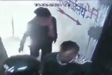 ভরদুপুরে ব্যাঙ্কে ডাকাতরা ঢুকল, তারপর... দেখুন হাড়হিম CCTV ভিডিও