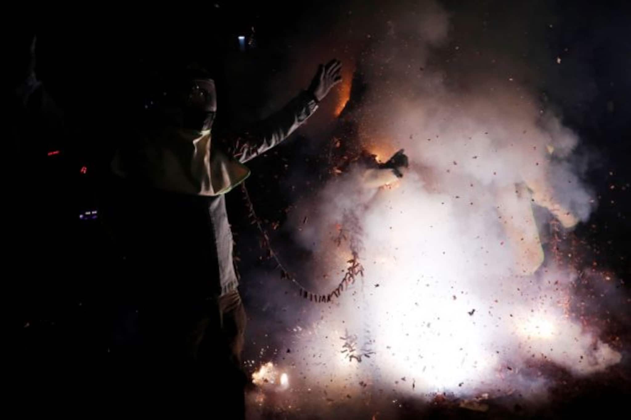 ধর্মীয় যাত্রায় বাজির বিস্ফোরণ, ১৫জন যুবকের মৃত্যুর আশঙ্কা