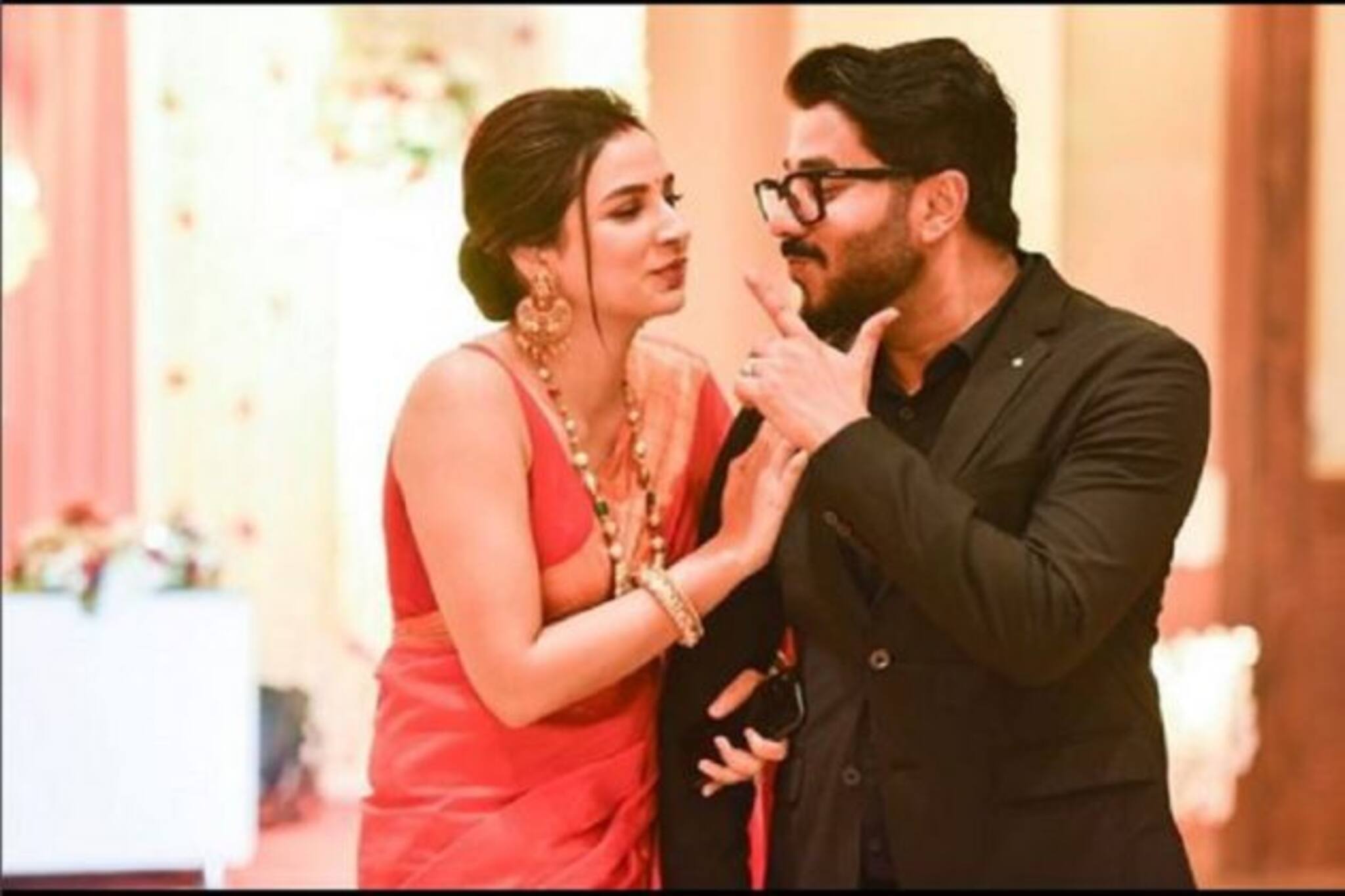 'তুমি এখন আমার অংশ', রাজের জন্মদিনে আদরমাখা চুমু, উত্তাল ভালবাসায় মাতলেন শুভশ্রী