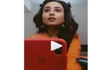 মেক-আপ রুমে বসে, খালি গলায় গান গেয়ে ভাইরাল টেলিভিশন অভিনেত্রী স্বস্তিকা মেক-আপ রুমে বসে, খালি গলায় গান গেয়ে ভাইরাল টেলিভিশন অভিনেত্রী স্বস্তিকা