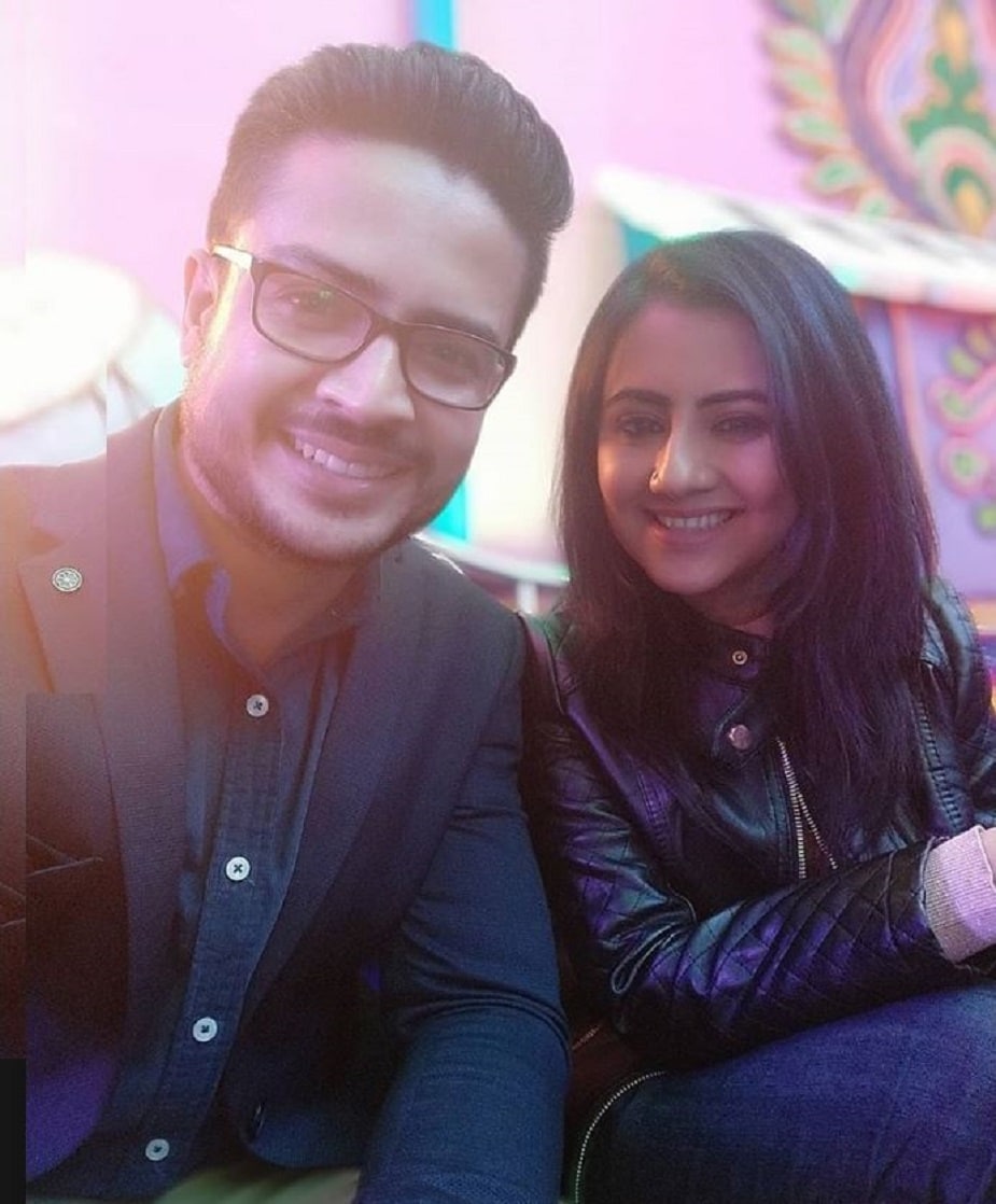 সিরিয়ালে মানালি ও সুমন স্বামী স্ত্রীর ভূমিকায় অভিনয় করলেও। রোহিনীর জন্য তাঁদের ডিভোর্স হয়ে যায়। যশ ওরফে সুমন বিয়ে করে রোহিনীকে। কিন্তু পর্দার বাইরে গল্পটা একেবারে অন্যরকম ! photo source collected সিরিয়ালে মানালি ও সুমন স্বামী স্ত্রীর ভূমিকায় অভিনয় করলেও। রোহিনীর জন্য তাঁদের ডিভোর্স হয়ে যায়। যশ ওরফে সুমন বিয়ে করে রোহিনীকে। কিন্তু পর্দার বাইরে গল্পটা একেবারে অন্যরকম ! photo source collected