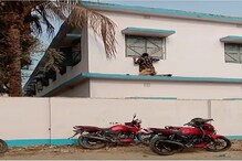 ছাদের কার্নিশে উঠে টুকলি সরবরাহ! অভিযোগে মালদায় গ্রেফতার তিন ছাদের কার্নিশে উঠে টুকলি সরবরাহ! অভিযোগে মালদায় গ্রেফতার তিন