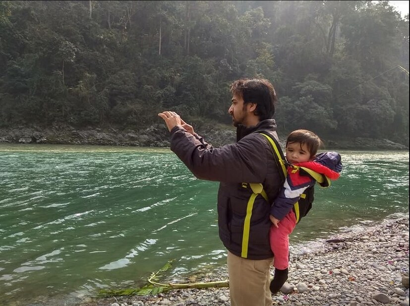 বাবার পিঠে বিন্দাস মেরেক। ছবি তুলতে ব্যস্ত দুজনেই। photo source collected 