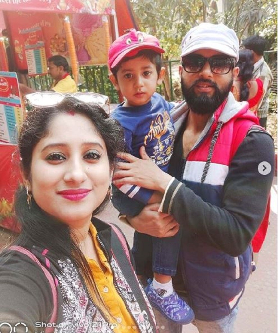 সৌরভ সাহা কলকাতার ছেলে। অভিনয়ে বড় ব্রেক তাঁর জীবনে রামকৃষ্ণ চরিত্রটিই। নিজের স্ত্রী ও ছেলের সঙ্গে সৌরভ সাহা ! photo source Instagram সৌরভ সাহা কলকাতার ছেলে। অভিনয়ে বড় ব্রেক তাঁর জীবনে রামকৃষ্ণ চরিত্রটিই। নিজের স্ত্রী ও ছেলের সঙ্গে সৌরভ সাহা ! photo source Instagram