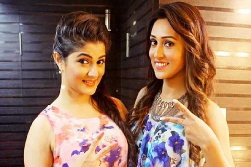 • নিন্দুকরা বলেন, ইন্ডাস্ট্রিতে নাকি কেউ কারও বন্ধু হন না ৷ আর নায়িকারা তো নৈব নৈব চ ৷ র্যাট রেসে দৌড়তে গিয়ে বন্ধুত্ব নয়, প্রতিদ্বন্দ্বিতাই চলে ৷ কিন্তু টলি ইন্ডাস্ট্রিতে মিমি চক্রবর্তীর বন্ধুর সংখ্যা কম নয় ৷ নায়িকাদের সঙ্গে তাঁর বন্ধুত্বও বেশ গাঢ় ৷ ছবি: ইনস্টাগ্রাম ৷ • নিন্দুকরা বলেন, ইন্ডাস্ট্রিতে নাকি কেউ কারও বন্ধু হন না ৷ আর নায়িকারা তো নৈব নৈব চ ৷ র্যাট রেসে দৌড়তে গিয়ে বন্ধুত্ব নয়, প্রতিদ্বন্দ্বিতাই চলে ৷ কিন্তু টলি ইন্ডাস্ট্রিতে মিমি চক্রবর্তীর বন্ধুর সংখ্যা কম নয় ৷ নায়িকাদের সঙ্গে তাঁর বন্ধুত্বও বেশ গাঢ় ৷ ছবি: ইনস্টাগ্রাম ৷