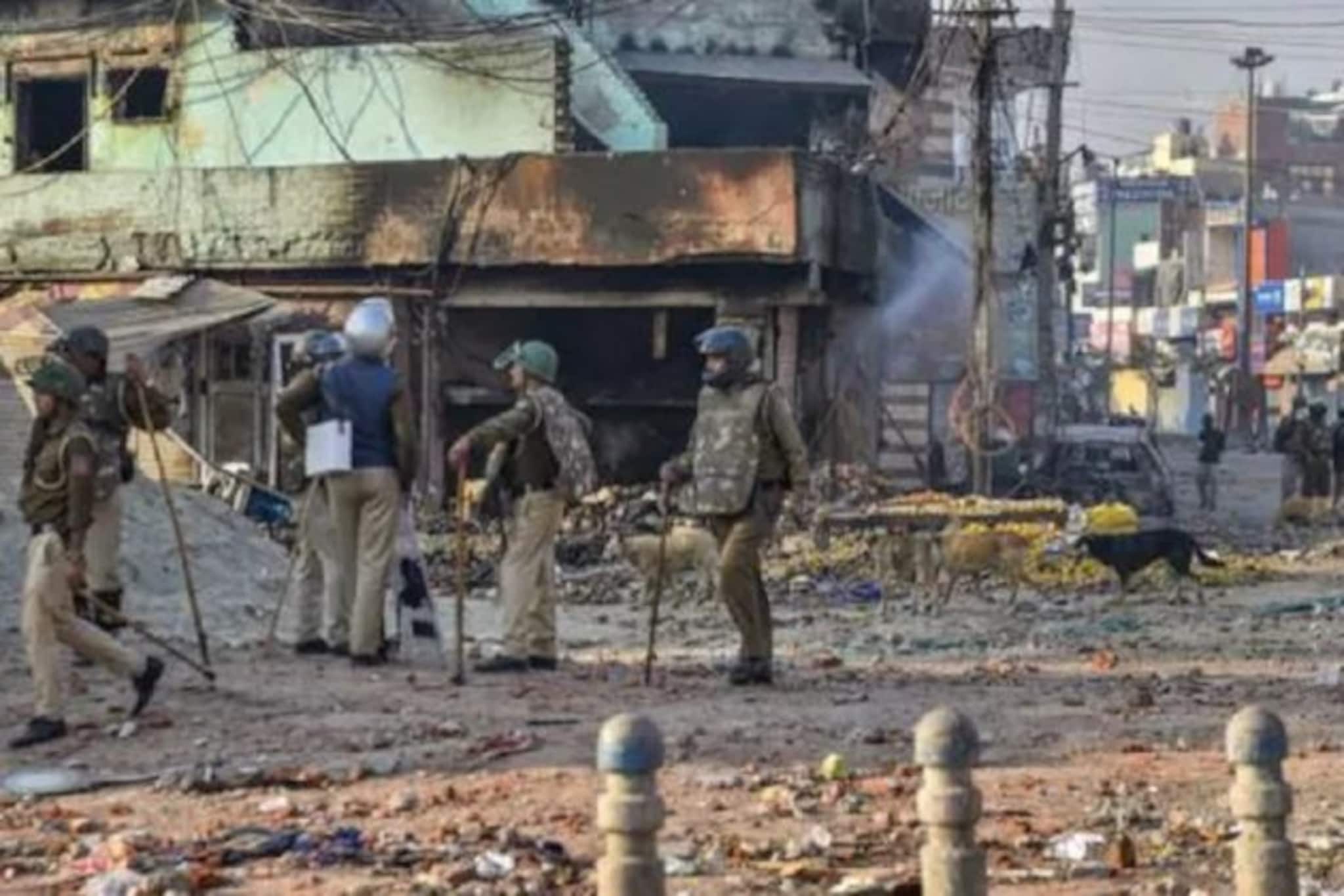 দিল্লিতে হিংসায় আটকে থাকা সাধারণ মানুষদের ত্রাতা পুলিশই