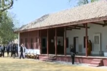 জুতো খুলে সবরমতী আশ্রমে ঘুরলেন সস্ত্রীক ট্রাম্প, দেখুন ভিডিও জুতো খুলে সবরমতী আশ্রমে ঘুরলেন সস্ত্রীক ট্রাম্প, দেখুন ভিডিও