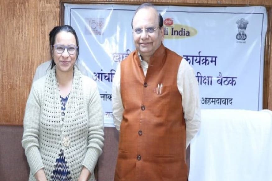 শাবানা মোট ৩৩০০ কিলো মধু উৎপাদন করেন ৷ ২০১৮ সালে তাঁকে এই প্রকল্পে ১০ বাক্স মৌমাছি প্রতিপালন করতে দেওয়া হয়েছিল ৷ এখন যেটা বেড়ে হয়েছে ১৩০ বাক্স ৷ এখন একটি ডেয়ারি সংস্থাকে ১৩০ টাকা প্রতি কিলো হিসেবে মধু বিক্রি করেন ৷ আর এর ভিত্তিতেই প্রায় সাড়ে চার লক্ষ টাকা রোজগার করছেন তিনি ৷ Photo- Twitter শাবানা মোট ৩৩০০ কিলো মধু উৎপাদন করেন ৷ ২০১৮ সালে তাঁকে এই প্রকল্পে ১০ বাক্স মৌমাছি প্রতিপালন করতে দেওয়া হয়েছিল ৷ এখন যেটা বেড়ে হয়েছে ১৩০ বাক্স ৷ এখন একটি ডেয়ারি সংস্থাকে ১৩০ টাকা প্রতি কিলো হিসেবে মধু বিক্রি করেন ৷ আর এর ভিত্তিতেই প্রায় সাড়ে চার লক্ষ টাকা রোজগার করছেন তিনি ৷ Photo- Twitter