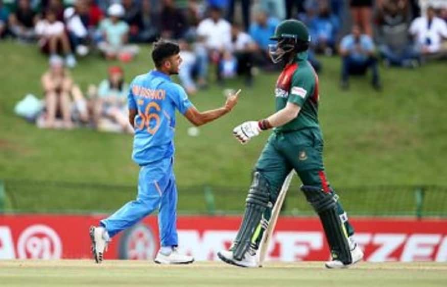 যোধপুরের এই তরুণের সমস্যাও ছিল আরও পাঁচজনের মতোই ৷ বাবা -মা জোর দিতেন পড়াশুনোয় আর ছেলের মন মজে ক্রিকেটে ৷ একটা সময় বাবা বলেন খেলা ছেড়ে পড়ায় মন দাও ৷ কিন্তু বাবা মাংগিলাল বিষ্ণোই-র কাছ থেকে এক বছর চেয়ে নেন তিনি ৷ আর পোচেস্ত্রুমের বাইশ গজে যে বোলিং আর যে বডি ল্যাঙ্গোয়েজ তিনি দেখালেন তাতে বুঝিয়ে দিলেন না জেনে বুঝে এক বছর বাবার থেকে চেয়ে নেননি তিনি ৷ Photo- BCCI/ Twitter যোধপুরের এই তরুণের সমস্যাও ছিল আরও পাঁচজনের মতোই ৷ বাবা -মা জোর দিতেন পড়াশুনোয় আর ছেলের মন মজে ক্রিকেটে ৷ একটা সময় বাবা বলেন খেলা ছেড়ে পড়ায় মন দাও ৷ কিন্তু বাবা মাংগিলাল বিষ্ণোই-র কাছ থেকে এক বছর চেয়ে নেন তিনি ৷ আর পোচেস্ত্রুমের বাইশ গজে যে বোলিং আর যে বডি ল্যাঙ্গোয়েজ তিনি দেখালেন তাতে বুঝিয়ে দিলেন না জেনে বুঝে এক বছর বাবার থেকে চেয়ে নেননি তিনি ৷ Photo- BCCI/ Twitter