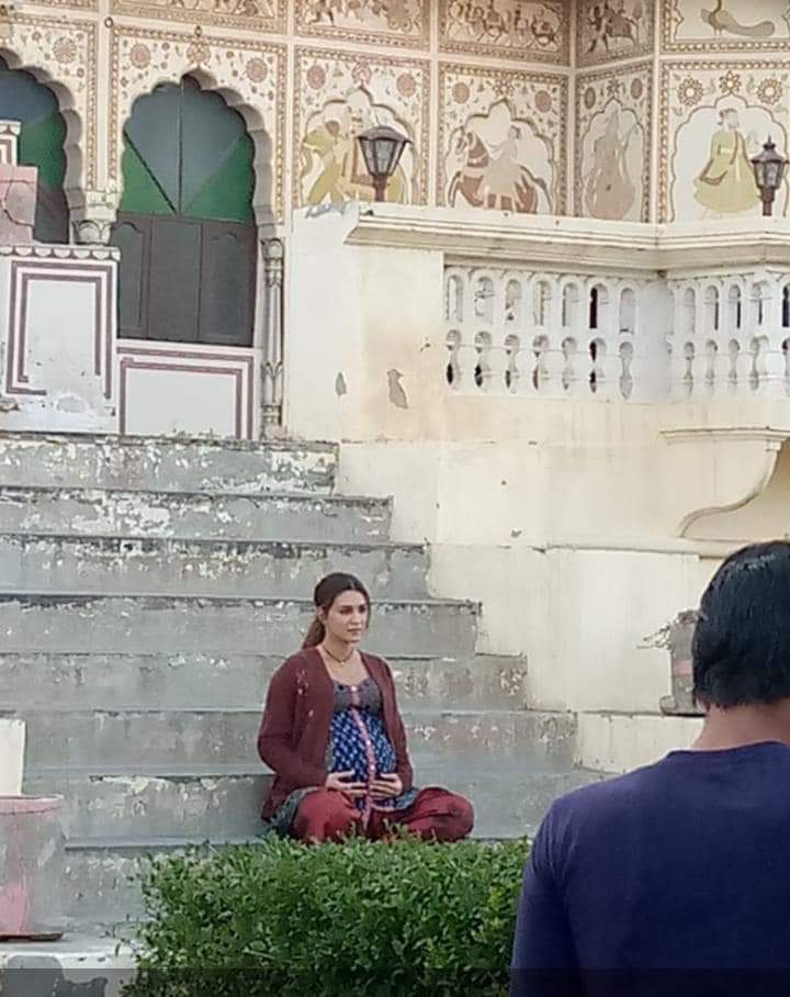 • আসলে ছবিটি তাঁর পরবর্তী সিনেমা ‘মিমি’-র একটি দৃশ্যে ৷ এই ছবিতে একজন সরোগেট মাদারের ভূমিকায় দেখা যাবে কৃতিকে ৷ ছবি: ইনস্টাগ্রামের সৌজন্যে ৷ • আসলে ছবিটি তাঁর পরবর্তী সিনেমা ‘মিমি’-র একটি দৃশ্যে ৷ এই ছবিতে একজন সরোগেট মাদারের ভূমিকায় দেখা যাবে কৃতিকে ৷ ছবি: ইনস্টাগ্রামের সৌজন্যে ৷