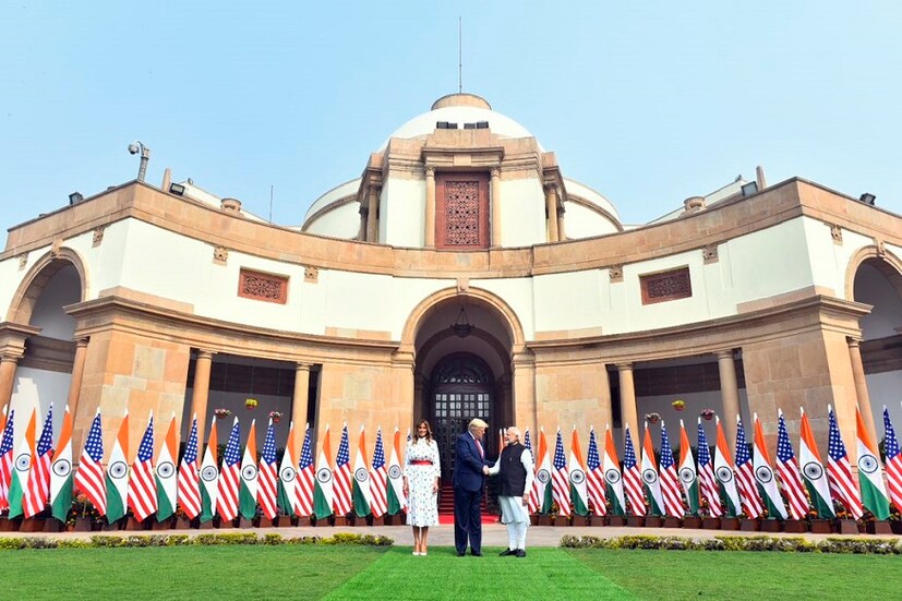 CAA নিয়ে অগ্নিগর্ভ দিল্লি। তারই মধ্যে নরেন্দ্র মোদিকে স্বস্তি দিলেন মার্কিন প্রেসিডেন্ট ডোনাল্ড ট্রাম্প। CAA নিয়ে প্রশ্নের মুখে পড়েও মন্তব্য এড়ালেন। কাশ্মীরে মধ্যস্থতা নিয়েও অবস্থান পাল্টে ফেললেন মার্কিন প্রেসিডেন্ট। 