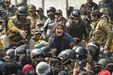‘যৌনাঙ্গে আঘাত করেছে, গলা টিপে মারতে চেয়েছে পুলিশ’ অভিযোগ জামিয়ার ছাত্রীর