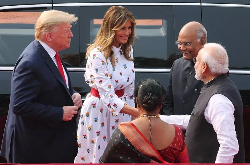 মার্কিন প্রেসিডেন্ট ও ফার্স্ট লেডিকে স্বাগত জানাচ্ছেন রাষ্ট্রপতি রামনাথ কোবিন্দ