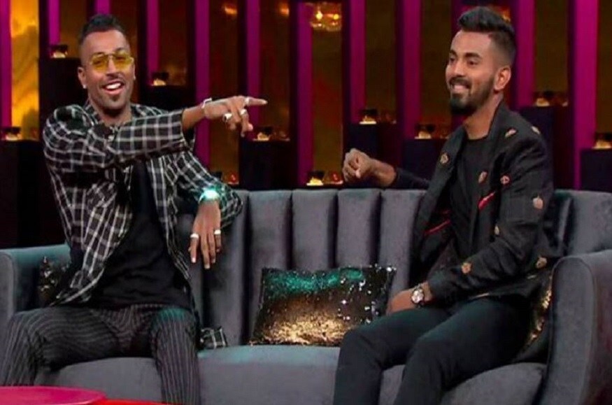এদিকে ঠিক এক বছর আগে নাগাদ সময়টা মোটেই ভালো ছিল না কেএল রাহুলের ৷ ১১ জানুয়ারি বিসিসিআই তাঁকে সাসপেন্ড করে দিয়েছিল ৷ কফি উইথ করণে হার্দিক পান্ডিয়ার সঙ্গে বিশেষ এপিসোড নিয়ে গোটা দেসে চাঞ্চল্য তৈরি হয়েছিল ৷ আর তারপর ধীর ধীরে ক্রিকেটেই ফোকাস ঠিক রেখে এক বছরের মধ্যে কেরিয়ারের সোনার সময় কাটাচ্ছেন কেএল রাহুল ৷ Photo- File এদিকে ঠিক এক বছর আগে নাগাদ সময়টা মোটেই ভালো ছিল না কেএল রাহুলের ৷ ১১ জানুয়ারি বিসিসিআই তাঁকে সাসপেন্ড করে দিয়েছিল ৷ কফি উইথ করণে হার্দিক পান্ডিয়ার সঙ্গে বিশেষ এপিসোড নিয়ে গোটা দেসে চাঞ্চল্য তৈরি হয়েছিল ৷ আর তারপর ধীর ধীরে ক্রিকেটেই ফোকাস ঠিক রেখে এক বছরের মধ্যে কেরিয়ারের সোনার সময় কাটাচ্ছেন কেএল রাহুল ৷ Photo- File