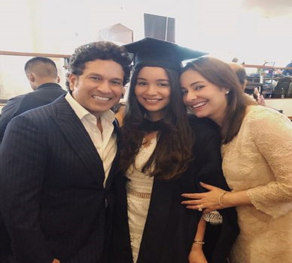 সম্প্রতি সারা ‘ইউনিভার্সিটি কলেজ অফ লন্ডন’-এ মেডিসিন নিয়ে ব্যাচেলার ডিগ্রি করেছেন ৷ ছবি সৌজন্যে সারা তেন্ডুলকরের ইনস্টাগ্রাম ৷ সম্প্রতি সারা ‘ইউনিভার্সিটি কলেজ অফ লন্ডন’-এ মেডিসিন নিয়ে ব্যাচেলার ডিগ্রি করেছেন ৷ ছবি সৌজন্যে সারা তেন্ডুলকরের ইনস্টাগ্রাম ৷