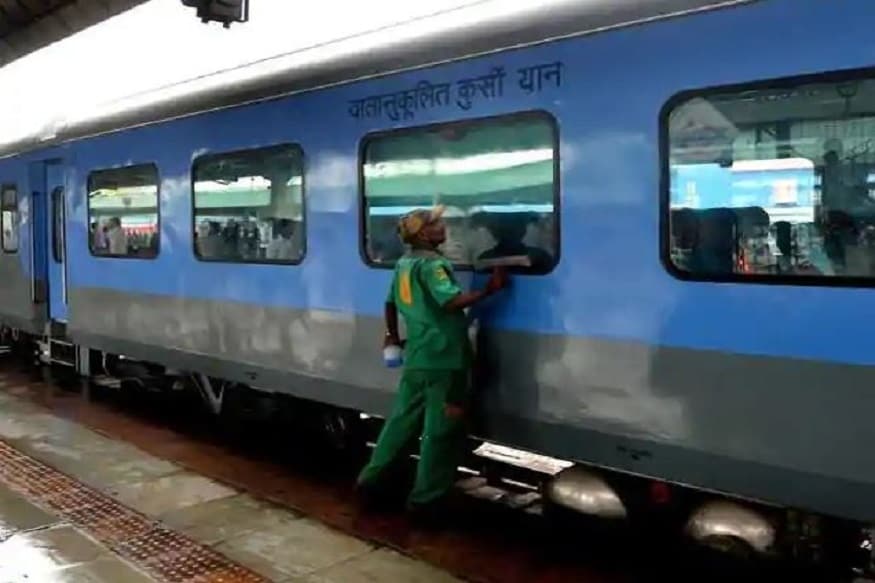 সতর্ক হলেই সুরক্ষিত ট্রেন যাত্রা ৷ ট্রেনে মাস্ক, স্যানিটাইজারের ব্যবহার করা আবশ্যক ৷ যাত্রীদের মধ্যে কমপক্ষে ৩ মিটারের দূরত্ব রাখতে হবে ৷করোনা আবহের মধ্যেও যোগাযোগ ব্যবস্থা বজায় রাখতে দেশে দূরপাল্লার ট্রেন চলছে। এরাজ্যে হাওড়া, শিয়ালদহ স্টেশন থেকেও একাধিক এসি স্পেশাল ট্রেন চালাচ্ছে রেল। তাই যাত্রী সুরক্ষার কথা মাথায় রেখে একাধিক নির্দেশিকা জারি করেছে মন্ত্রক। উপসর্গ না থাকলেই যাত্রার সুযোগ। ট্রেনে ওঠা ও নামার সময় যাত্রীদের স্যানিটাইজেশন। ট্রেনে মাস্ক, সামাজিক দূরত্ব বাধ্যতামূলক, ট্রেনে যাত্রীদের দেওয়া হচ্ছে রেডি টু ইট মিল। সতর্ক হলেই সুরক্ষিত ট্রেন যাত্রা ৷ ট্রেনে মাস্ক, স্যানিটাইজারের ব্যবহার করা আবশ্যক ৷ যাত্রীদের মধ্যে কমপক্ষে ৩ মিটারের দূরত্ব রাখতে হবে ৷করোনা আবহের মধ্যেও যোগাযোগ ব্যবস্থা বজায় রাখতে দেশে দূরপাল্লার ট্রেন চলছে। এরাজ্যে হাওড়া, শিয়ালদহ স্টেশন থেকেও একাধিক এসি স্পেশাল ট্রেন চালাচ্ছে রেল। তাই যাত্রী সুরক্ষার কথা মাথায় রেখে একাধিক নির্দেশিকা জারি করেছে মন্ত্রক। উপসর্গ না থাকলেই যাত্রার সুযোগ। ট্রেনে ওঠা ও নামার সময় যাত্রীদের স্যানিটাইজেশন। ট্রেনে মাস্ক, সামাজিক দূরত্ব বাধ্যতামূলক, ট্রেনে যাত্রীদের দেওয়া হচ্ছে রেডি টু ইট মিল।