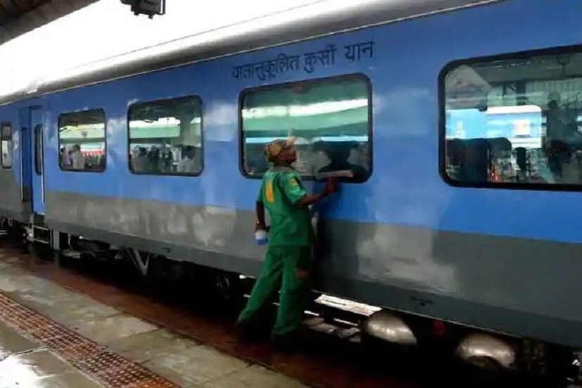 যাত্রীদের ট্রেনের সময়ের ২ ঘণ্টা আগে স্টেশনে পৌঁছতে হবে৷ সমস্ত যাত্রীদের জন্য মাস্ক পরা বাধ্যতামূলক ৷ মাস্ক না থাকলে কাপড় দিয়ে মুখ ঢাকতে হবে ৷ প্রত্যেক যাত্রীদের স্ক্রিনিংয়ের মধ্যে দিয়ে যেতে হবে ৷ 