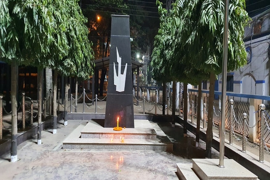 ১৪ ফেব্রুয়ারি ভ্য়ালেনটাইন্স ডে। ভালবাসার এই দিনেই গত বছর রক্তাক্ত হয়েছিল কাশ্মীরের পুলওয়ামা। জঙ্গি হামলায় নিহত হন ৪৪ জন জওয়ান। ভালবাসা আর নিহত জওয়ানদের শ্রদ্ধাজ্ঞাপন, এই দুইয়ের মধ্য়েই জড়িয়ে রয়েছে মোমবাতি। সিউড়িতে মোমবাতির শিখায় কোথাও যেন মিশে গেল ভ্য়ালেনটাইন্স ডে আর পুলওয়ামা হামলার বর্ষপূর্তি। ১৪ ফেব্রুয়ারি ভ্য়ালেনটাইন্স ডে। ভালবাসার এই দিনেই গত বছর রক্তাক্ত হয়েছিল কাশ্মীরের পুলওয়ামা। জঙ্গি হামলায় নিহত হন ৪৪ জন জওয়ান। ভালবাসা আর নিহত জওয়ানদের শ্রদ্ধাজ্ঞাপন, এই দুইয়ের মধ্য়েই জড়িয়ে রয়েছে মোমবাতি। সিউড়িতে মোমবাতির শিখায় কোথাও যেন মিশে গেল ভ্য়ালেনটাইন্স ডে আর পুলওয়ামা হামলার বর্ষপূর্তি।