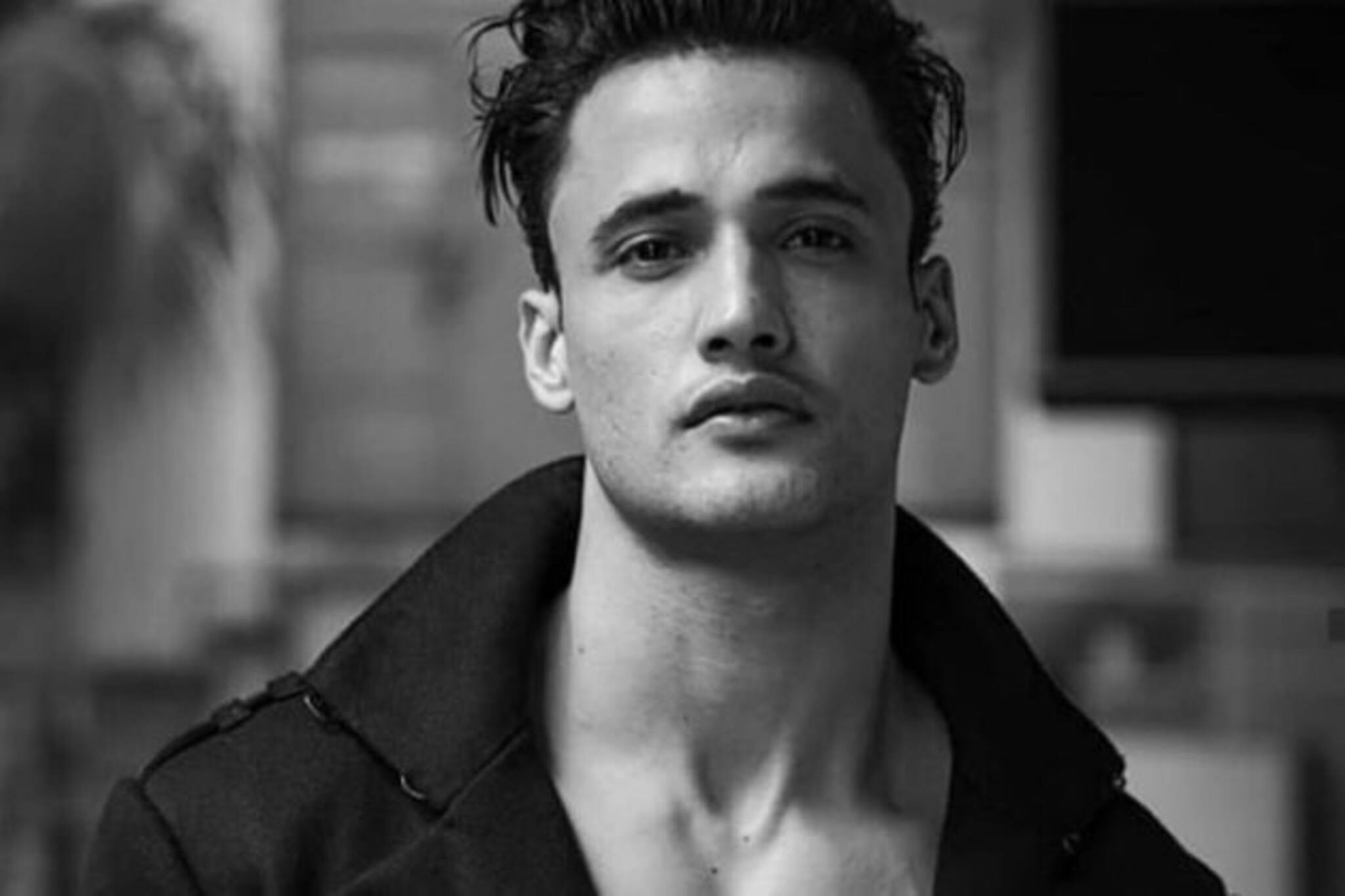 বিগবস প্রতিযোগী আসিম রিয়াজের গাড়িকে বাইক নিয়ে তাড়া করলো দুই যুবক !দেখুন ভিডিও