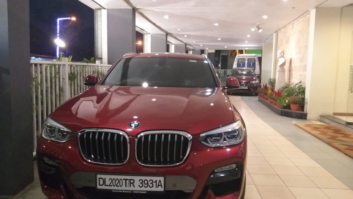 তবে নতুন বাহনের ছবি এখনও ফেসবুক কিংবা ইনস্ট্রাগ্রামে দেননি মহারাজ। সৌরভের বেহালার বাড়িতে একাধিক গাড়ি রয়েছে। মাঝে মধ্যেই ভিন্ন ভিন্ন গাড়িতে বের হন সৌরভ। এবার নতুন গাড়ি নিয়ে শহরের এ প্রান্ত থেকে অন্য প্রান্তে ঘুরে বেড়ানোর পালা মহারাজের। Photo: Eeron Roy Barman তবে নতুন বাহনের ছবি এখনও ফেসবুক কিংবা ইনস্ট্রাগ্রামে দেননি মহারাজ। সৌরভের বেহালার বাড়িতে একাধিক গাড়ি রয়েছে। মাঝে মধ্যেই ভিন্ন ভিন্ন গাড়িতে বের হন সৌরভ। এবার নতুন গাড়ি নিয়ে শহরের এ প্রান্ত থেকে অন্য প্রান্তে ঘুরে বেড়ানোর পালা মহারাজের। Photo: Eeron Roy Barman