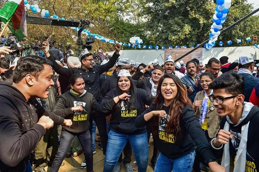 আপ সুপ্রিমো অরবিন্দ কেজরিওয়াল দলের সমর্থকদের নির্দেশ দিয়েছেন, কেউ যেন বাজি না পোড়ান৷ কারণ দিল্লির দূষণ নিয়ন্ত্রণে রাখতে হবে৷