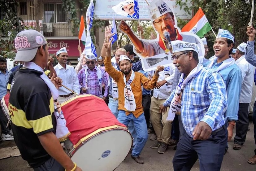 ভোটের ট্রেন্ড স্পষ্ট হতেই শুরু আপ-এর জয়ের উৎসব
