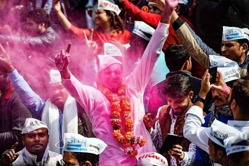দিল্লি বিধানসভা নির্বাচনের রেজাল্ট যতই এগোচ্ছে ততই এগিয়ে যাচ্ছে আপ। এই মুহূর্তে অ্যাপ জিতেছে ৩৫টি আসনে আর এগিয়ে রয়েছে ২৮ আসনে। দিল্লি বিধানসভা নির্বাচনের রেজাল্ট যতই এগোচ্ছে ততই এগিয়ে যাচ্ছে আপ। এই মুহূর্তে অ্যাপ জিতেছে ৩৫টি আসনে আর এগিয়ে রয়েছে ২৮ আসনে।