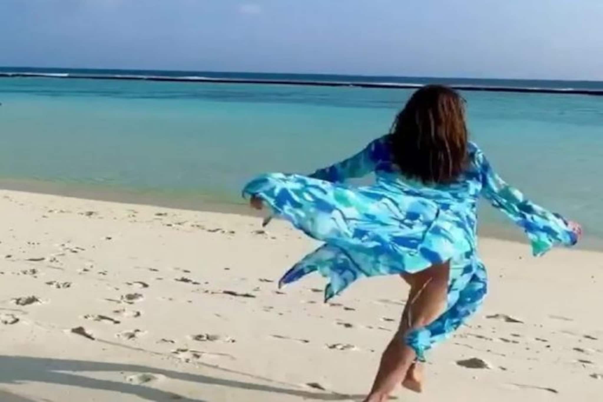 বয়স ৫৪! সৈকতে সব খুলে ফেললেন ভারতীয় ব্যবসায়ীর প্রাক্তন স্ত্রী, দেখুন ছবিগুলি