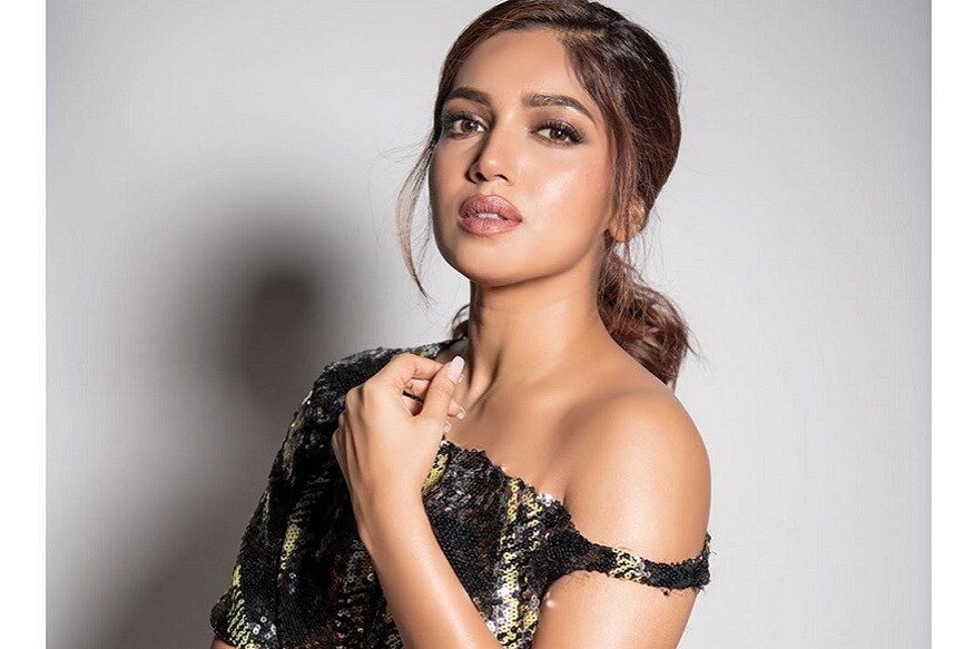 এই মুহূর্তে বলিউডে মোস্ট প্রমিসিং অভিনেত্রী যাঁরা রয়েছেন, তাঁদের মধ্যে অবশ্যই রয়েছেন ভূমি পেড়নেকর ৷ বেশ কয়েকটি হিট ছবিও উপহার দিয়েছেন তিনি ৷ এর পাশাপাশি স্থূলকায় চেহারাকে ছিপছিপে করে ফেলেও ফ্যাশন জগতের সেনসেশন হয়ে উঠেছেন খুব তাড়াতাড়ি । এই মুহূর্তে বলিউডে মোস্ট প্রমিসিং অভিনেত্রী যাঁরা রয়েছেন, তাঁদের মধ্যে অবশ্যই রয়েছেন ভূমি পেড়নেকর ৷ বেশ কয়েকটি হিট ছবিও উপহার দিয়েছেন তিনি ৷ এর পাশাপাশি স্থূলকায় চেহারাকে ছিপছিপে করে ফেলেও ফ্যাশন জগতের সেনসেশন হয়ে উঠেছেন খুব তাড়াতাড়ি ।