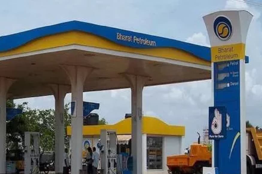 দেশের বড় পেট্রোলিয়াম সংস্থা বিপিসিএলকে (BPCL-Bharat Petroleum Corporation Limited) বিক্রি করার শুরুর প্রক্রিয়ায় অনুমোদন দেওয়া হয়েছে ৷ CNBC TV18 অনুযায়ী, পেট্রোলিয়াম মন্ত্রালয় বিক্রি করার শুরুর প্রক্রিয়ায় ইতিমধ্যেই অনুমোদন দিয়ে দিয়েছে ৷ সরকার ৩০ সেপ্টেম্বর ২০২০ পর্যন্ত সংস্থার ১০০ শতাংশ অংশ বিক্রির পক্রিয়া শেষ করতে চাইছে ৷ বিপিসিএল-এর কাছে ১৫১৭৭ পেট্রোল পাম্প ও ৬০১১ এলপিজি ডিস্ট্রিবিউশন এজেন্সি রয়েছে ৷ পাশাপাশি রয়েছে ৫১ পেট্রোলিয়াম গ্যাস বটলিং প্ল্যান্ট ৷ ২০ নভেম্বর ২০১৯ প্রধানমন্ত্রী নরেন্দ্র মোদির নেতৃত্বে ক্যাবিনেট বেঠকে বিপিসিএল-কে বেসরকারিকরণের সিদ্ধান্ত নেওয়া হয়েছে ৷ অথার্ৎ সরকার বিপিসিএলে তাদের ৫২.৯৮ শতাংশ অংশ ও ম্যানেজমেন্ট কন্ট্রোল বিক্রি করতে চাইছে ৷ দেশের বড় পেট্রোলিয়াম সংস্থা বিপিসিএলকে (BPCL-Bharat Petroleum Corporation Limited) বিক্রি করার শুরুর প্রক্রিয়ায় অনুমোদন দেওয়া হয়েছে ৷ CNBC TV18 অনুযায়ী, পেট্রোলিয়াম মন্ত্রালয় বিক্রি করার শুরুর প্রক্রিয়ায় ইতিমধ্যেই অনুমোদন দিয়ে দিয়েছে ৷ সরকার ৩০ সেপ্টেম্বর ২০২০ পর্যন্ত সংস্থার ১০০ শতাংশ অংশ বিক্রির পক্রিয়া শেষ করতে চাইছে ৷ বিপিসিএল-এর কাছে ১৫১৭৭ পেট্রোল পাম্প ও ৬০১১ এলপিজি ডিস্ট্রিবিউশন এজেন্সি রয়েছে ৷ পাশাপাশি রয়েছে ৫১ পেট্রোলিয়াম গ্যাস বটলিং প্ল্যান্ট ৷ ২০ নভেম্বর ২০১৯ প্রধানমন্ত্রী নরেন্দ্র মোদির নেতৃত্বে ক্যাবিনেট বেঠকে বিপিসিএল-কে বেসরকারিকরণের সিদ্ধান্ত নেওয়া হয়েছে ৷ অথার্ৎ সরকার বিপিসিএলে তাদের ৫২.৯৮ শতাংশ অংশ ও ম্যানেজমেন্ট কন্ট্রোল বিক্রি করতে চাইছে ৷
