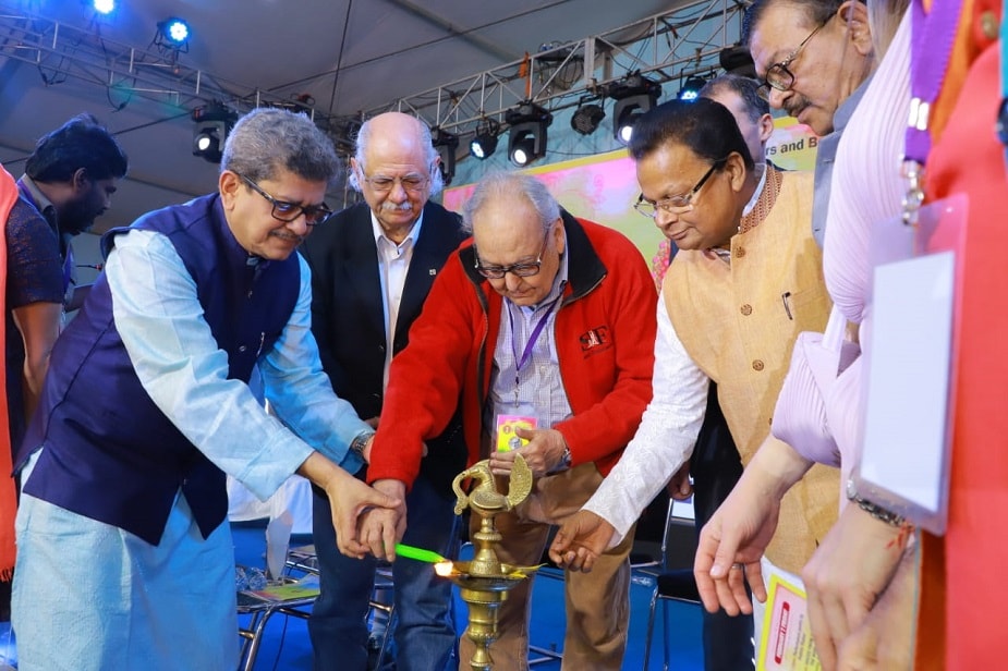 লিটারেচার ফেস্টিভ্যালের উদ্বোধন করেন সৌমিত্র চট্টোপাধ্যায়। উপস্থিত ছিলেন গিল্ডের সভাপতি ত্রিদিব কুমার চট্টোপাধ্যায়, সাধারণ সম্পাদক সুধাংশু শেখর দে, যুগ্ম সম্পাদক রাজু বর্মন সহ কলকাতা লিটারেচার ফেস্টিভ্যালের ডিরেক্টর সুজাত সেন। লিটারেচার ফেস্টিভ্যালের উদ্বোধন করেন সৌমিত্র চট্টোপাধ্যায়। উপস্থিত ছিলেন গিল্ডের সভাপতি ত্রিদিব কুমার চট্টোপাধ্যায়, সাধারণ সম্পাদক সুধাংশু শেখর দে, যুগ্ম সম্পাদক রাজু বর্মন সহ কলকাতা লিটারেচার ফেস্টিভ্যালের ডিরেক্টর সুজাত সেন।